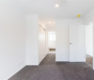 Near New LUXURY 3 BEDROOM TOWNHOUSE WITH DUCTED AIR CONDITIONING - Photo 4