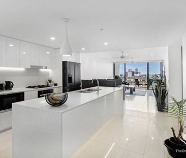 STUNNING BROADWATER VIEWS, MODERN, LIGHT-FILLED APARTMENT - Photo 3