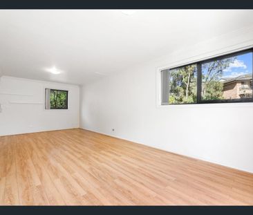 SPACIOUS 2 BEDROOM TOWNHOUSE IN GREAT LOCATION - Photo 2