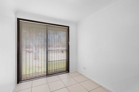 Neat & Tidy home with great size yard - Photo 4