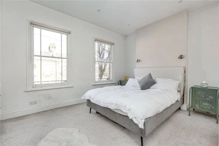 3 bedroom house in London - Photo 5