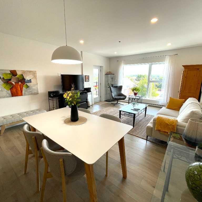 4½ 1 270 pi2 - TOUS SERVICES INCLUS - ASCENSEUR / IMMENSE WALK-IN / 100% BÉTON / THERMOPOMPE - Logement à Granby - Photo 1