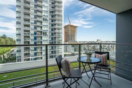 Stunning 2 bed + flex PENTHOUSE with massive rooftop patio! - Photo 3