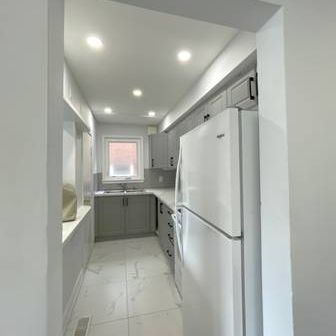 72 EDINBOROUGH CRT., 1ST FL - RENOVATED, 3BR/1BATH, PARKING - Photo 4