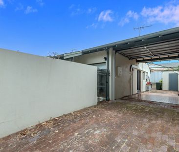 Low-Maintenance Living Meets Leafy Como Convenience - Photo 4