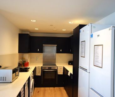 1 bedroom in a flat share to rent - Photo 5