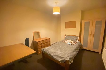 4 bedroom semi-detached house to rent - Photo 3