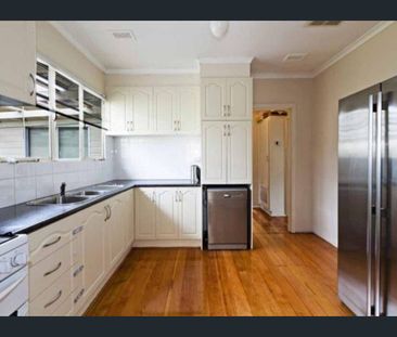 Great 2 bedroom home ideally located - Photo 3