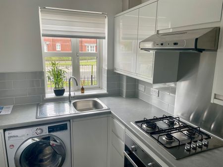 2 bedroom mid terrace to let - Photo 4