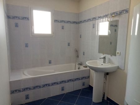 Location Maison 4 pièces 102m² MONTMIRAIL 51210 - Photo 4