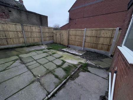 2 bedroom semi-detached house to rent - Photo 2