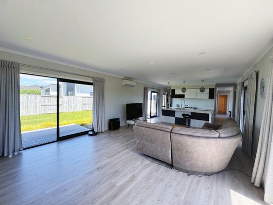 Discover comfort and style in this beautifully appointed Flagstaff luxury home, offering 5 bedrooms, including two with their own ensuites. - Photo 1