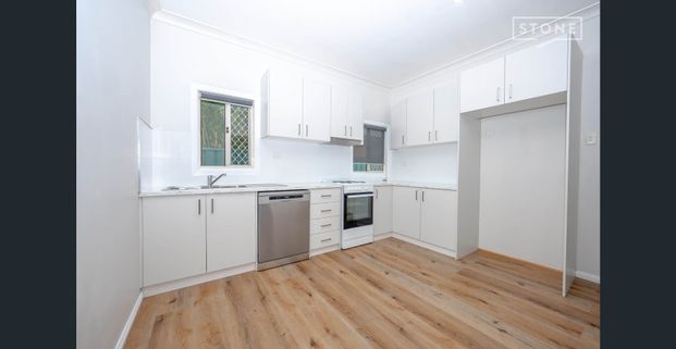 Lovely fresh home located in a central location just 350m from the lakes shore & 1km from the Swansea main shopping strip - Photo 1