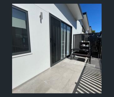 MODERN TWO BEDROOM TOWNHOUSE - Photo 5