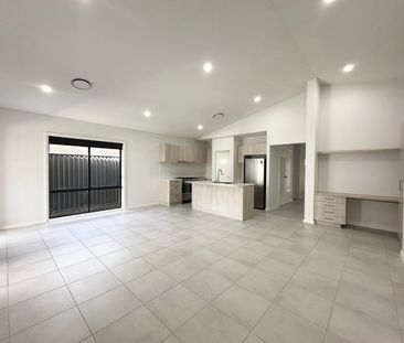 Stylish & Spacious Family Home - Photo 2