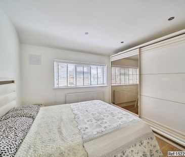 3 bed Terraced in Nicoll Way , Borehamwood, WD6 2PS - Photo 6
