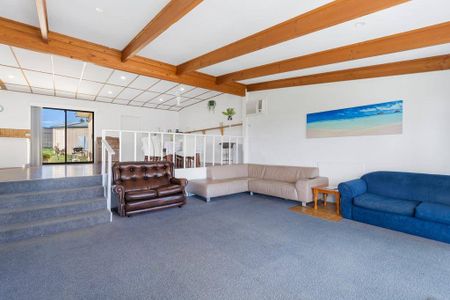 Classic Riverfront Holiday Home with River Access - Photo 2