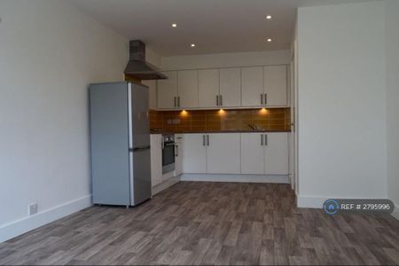 3 bedroom flat to rent - Photo 3