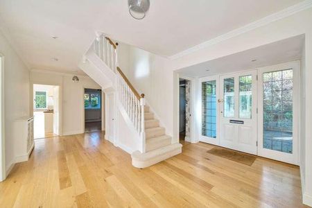 Knowl Hill, Woking, GU22 - Photo 4