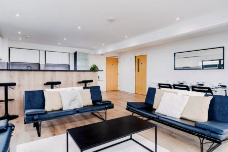 7 Bed Apartment - Photo 2