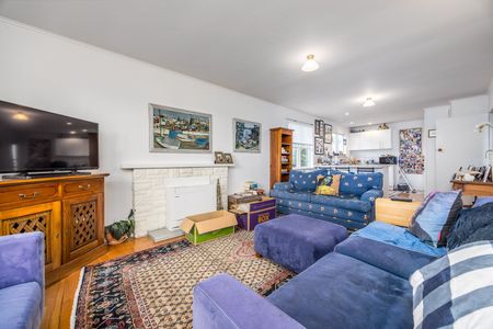 Comfortable Family Living in Sunnynook - Photo 2