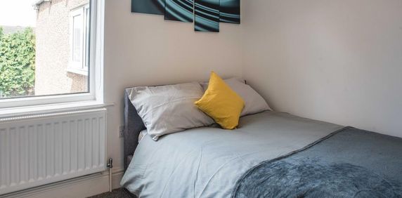 1 bedroom in a house share to rent - Photo 2