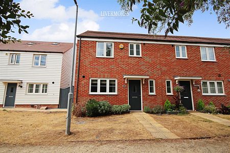 3 bedroom End Terraced to let - Photo 3