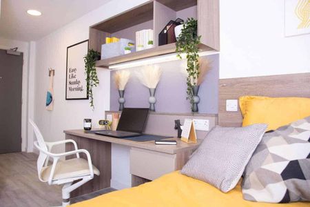 Large Ensuite Room - Photo 5