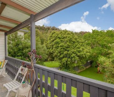 3-BEDROOM COTTAGE WITH STUNNING LAKE AND BUSHLAND VIEWS - Photo 1