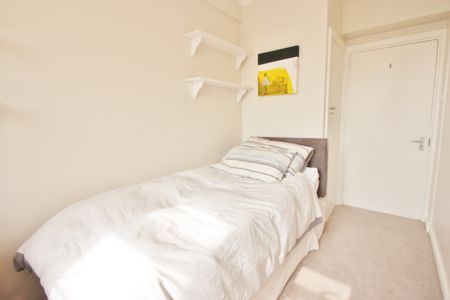 Latymer Court, Hammersmith Road, Hammersmith, London, W6 - Photo 2