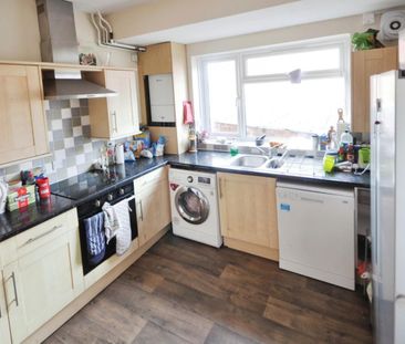 5 bedroom House To Let - Photo 2