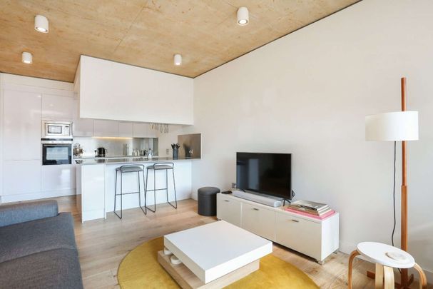 Stunning two bedroom apartment with an amazing roof terrace and balcony. - Photo 1