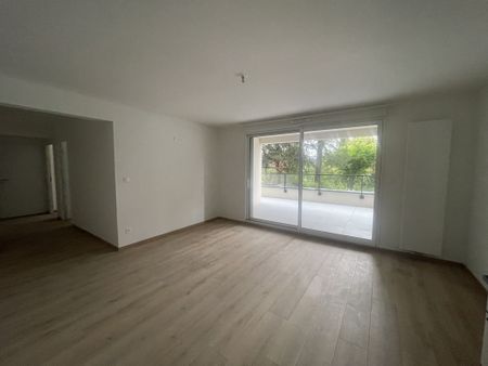 Location Appartement 3 pièces 75m² CHAMALIERES 63400 - Photo 2