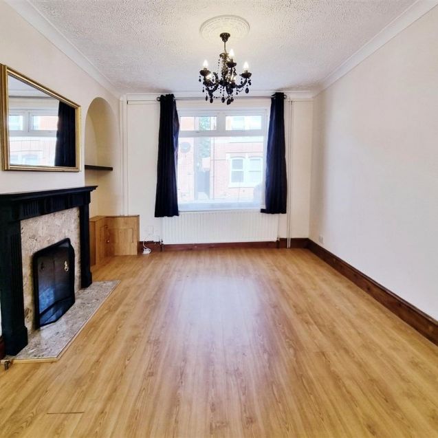 3 Bedroom House to Rent in Robinson Road, Rushden, NN10 - Photo 1