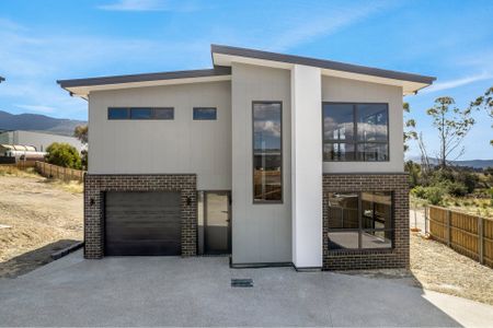 Contemporary 3-Bed Townhouse in Austins Ferry - Photo 2