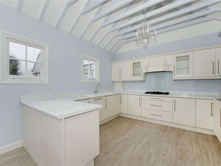 Stunning detached cottage in a tranquil setting overlooking the River Thames - Photo 5