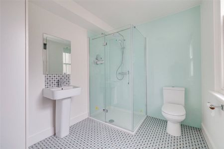 Families or maximum 2 sharers. A spacious and newly refurbished three double bedroom lower ground floor apartment. EPC rating D - Photo 5