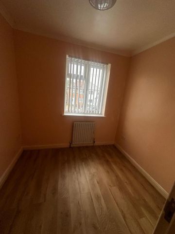 4 bedroom semi-detached house to rent - Photo 2