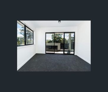 Stylish Townhouse with Golf Course Views in Prime Parkdale Location - Photo 6