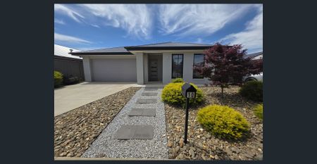 Large & Modern family home! - Photo 3