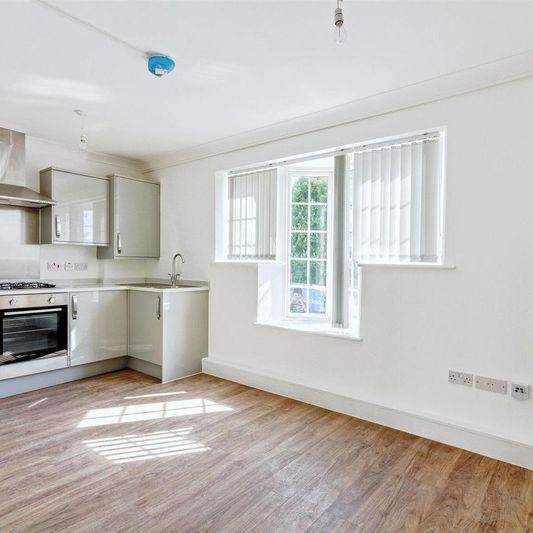 George V Avenue, Worthing - Photo 1