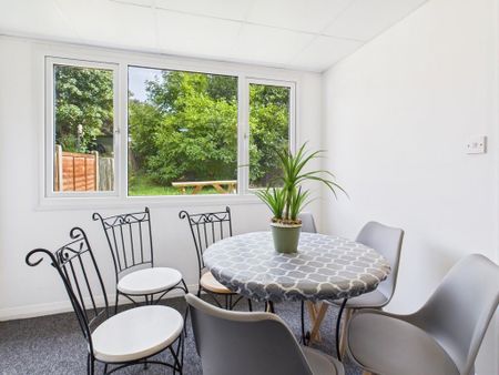 5 bedroom semi-detached house to rent - Photo 2