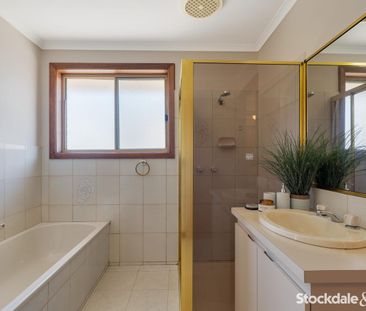 Location and Comfort! - Photo 6