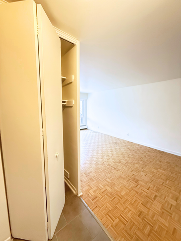 3.5 Available NOW – 7 Côte-Ste-Catherine - Photo 2