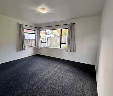 Newly renovated 3-bedroom, 2-Living room available - Photo 2