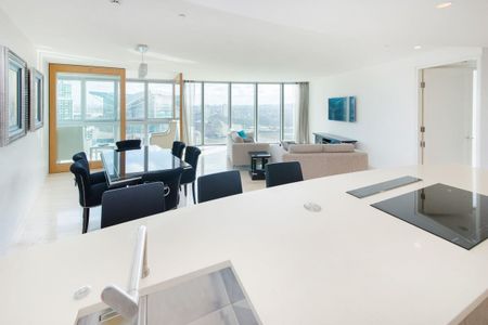 A lovely two bedroom flat to rent in The Tower, Vauxhall SW8. - Photo 5