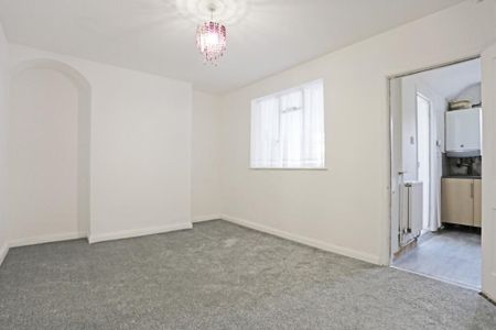 2 Bed Terraced House, Dawson Avenue, IG11 - Photo 3