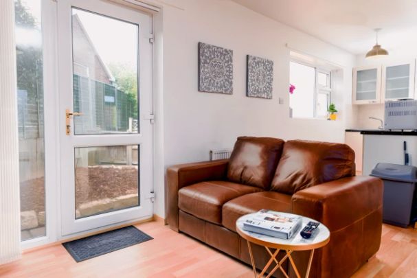 2 bedroom 1.5 bathrooms - Photo 1