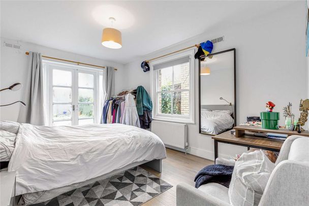 A spacious two bedroom garden flat, located on Monserrat Road offering easy access to the East Putney and Putney mainline and the high street and the river Thames. - Photo 1