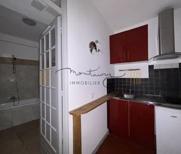 A louer dans le centre de nimes grand studio entièrement rénové ave... - Photo 1